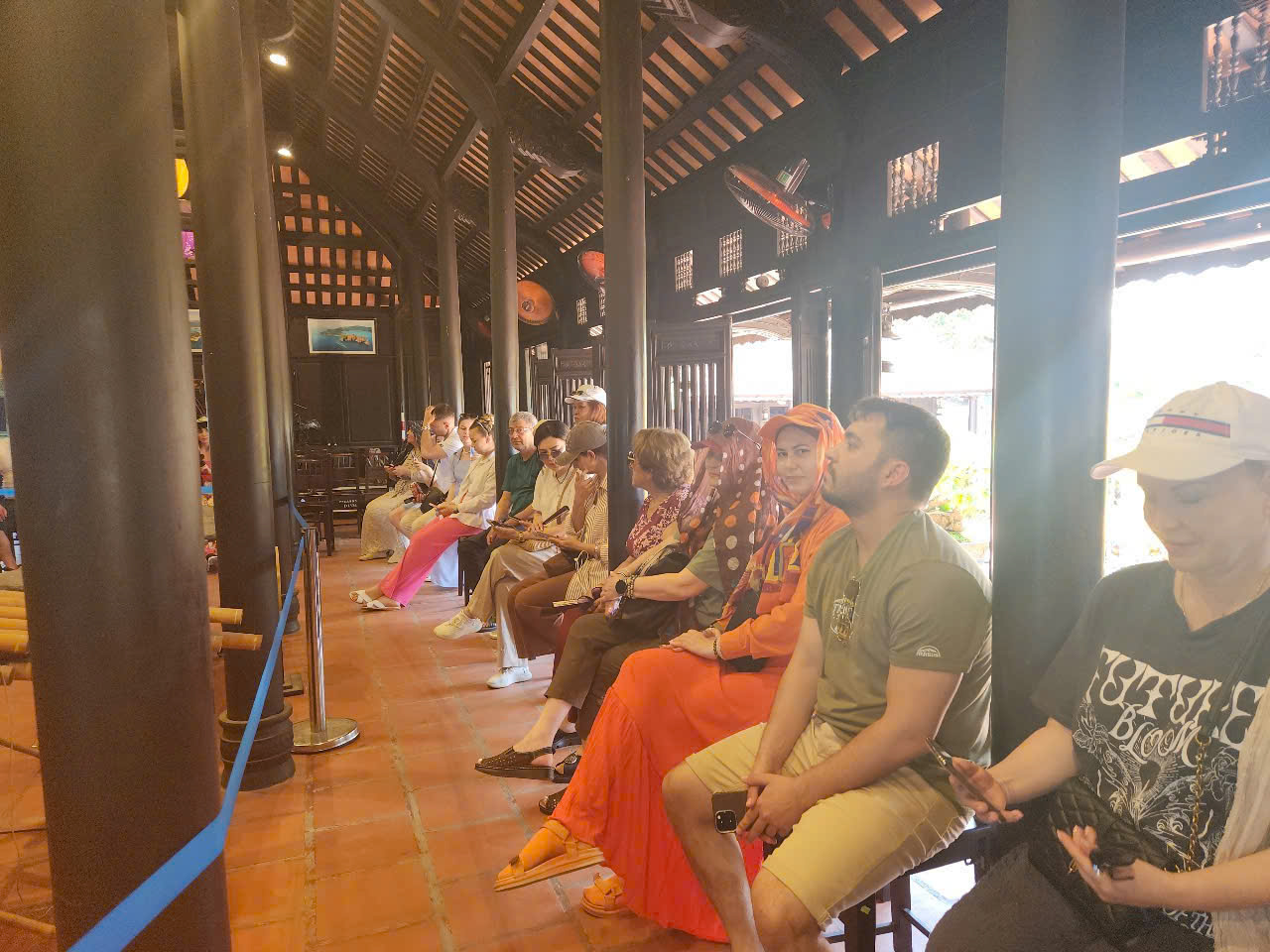 HÒN CHỒNG ĐÓN DU KHÁCH NGA TRỞ LẠI, KHÔNG GIAN NHÀ CỔ NGÂN VANG GIAI ĐIỆU QUEN THUỘC